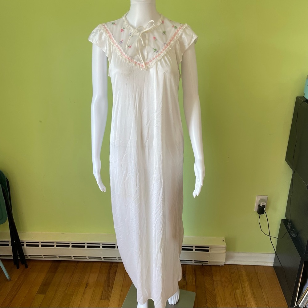VINTAGE SPOTLIGHT WHITE EMBROIDERED FLOWER NIGHTGOWN SIZE SMALL COTTAGE CORE
